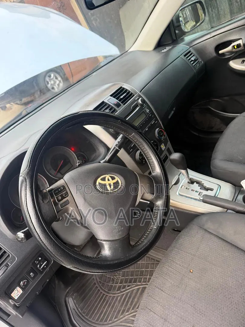 Toyota Corolla 2010 Silver