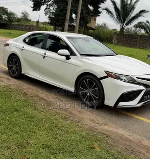 Toyota Camry SE FWD (2.5L 4cyl 8AM) 2018 White
