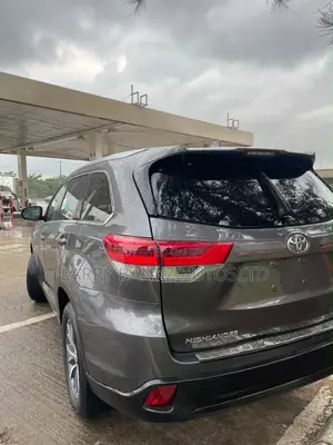 Toyota Highlander XLE 4x2 V6 (3.5L 6cyl 8A) 2018 Gray
