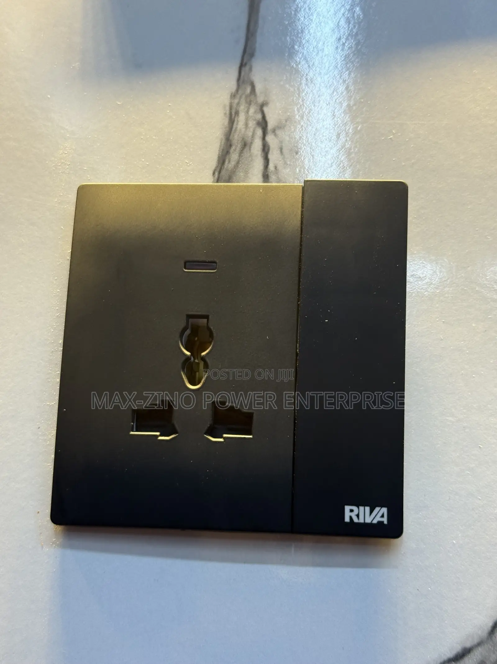 13a Single Luxury Socket
