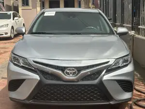 Toyota Camry SE FWD (2.5L 4cyl 8AM) 2018 Gray