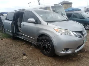 Toyota Sienna 2013 Silver