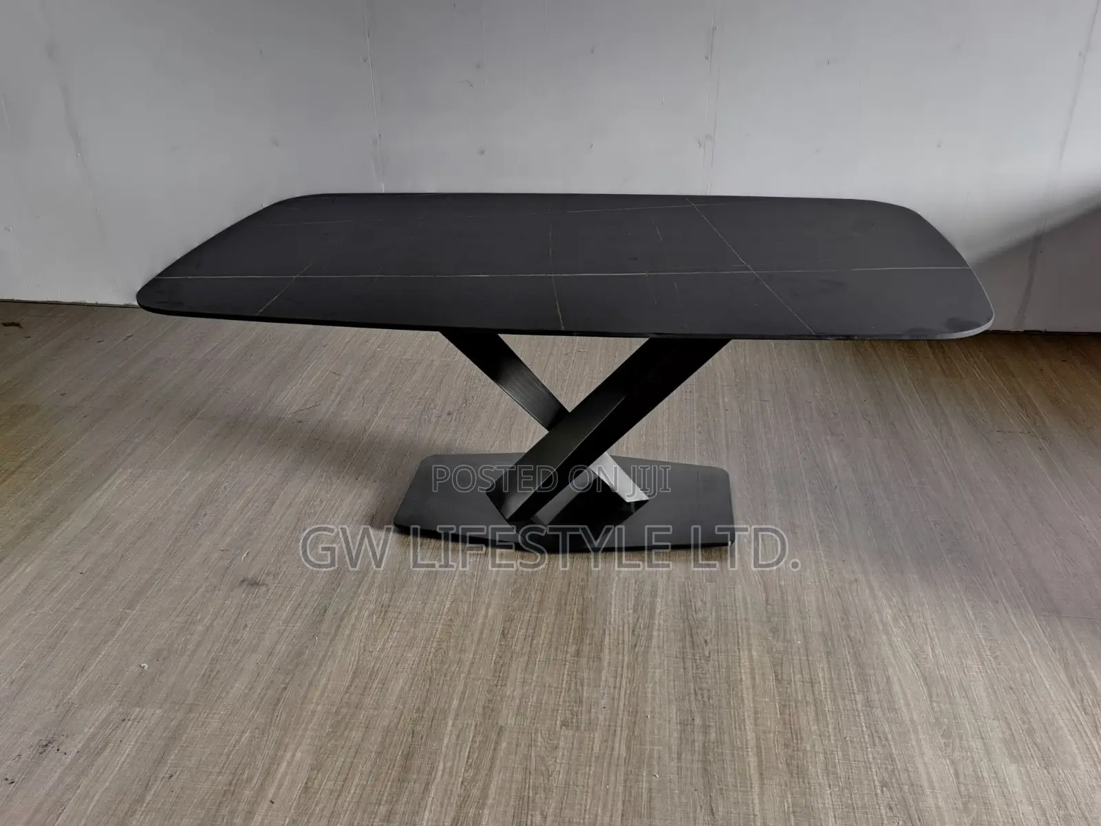 Modern Dining Table / Sleek Center Table for Family Meals