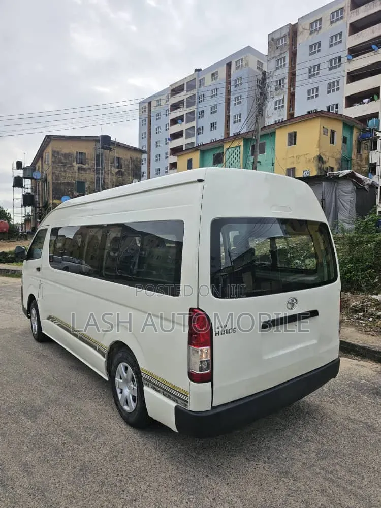Toyota HiAce 2015 White