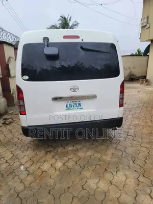 14 Seater Hiace Bus