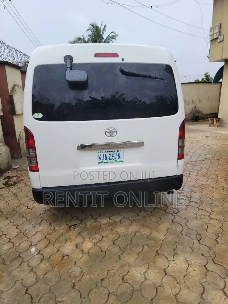 14 Seater Hiace Bus