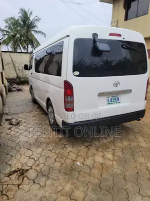 14 Seater Hiace Bus