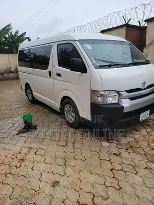 14 Seater Hiace Bus