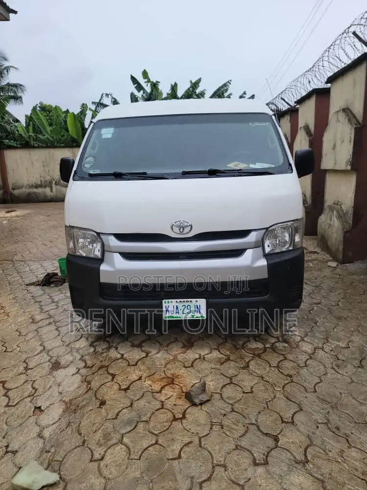14 Seater Hiace Bus