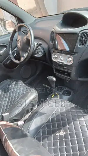 Toyota Yaris 2012 Silver