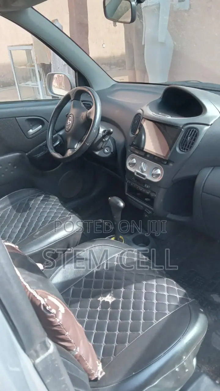Toyota Yaris 2012 Silver