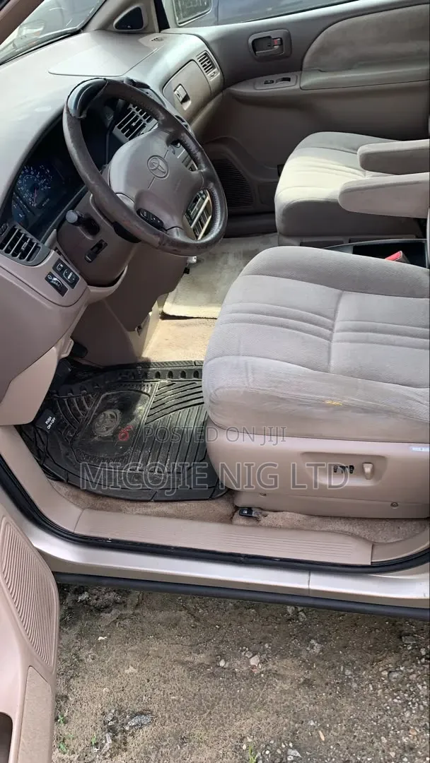 Toyota Sienna LE 2002 Silver