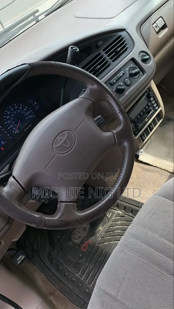 Toyota Sienna LE 2002 Silver