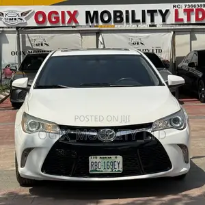 Toyota Camry SE 4dr Sedan (2.5L 4cyl 6A) 2017 White