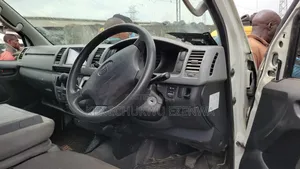 Toyota HiAce 2005 White