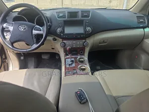 Toyota Highlander Limited 2011 Gold