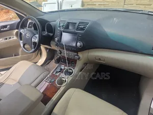 Toyota Highlander Limited 2011 Gold