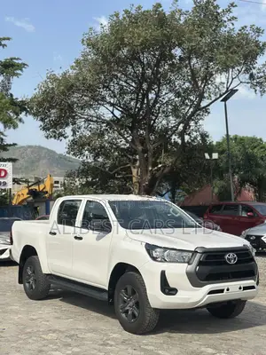 Toyota Hilux 2025 White