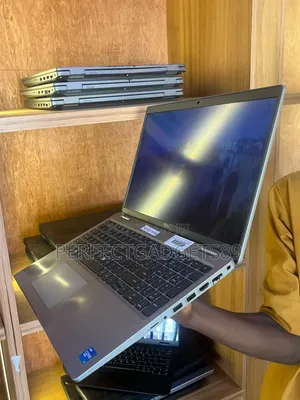 Laptop Dell Precision 3560 16GB Intel Core i5 SSD 512GB