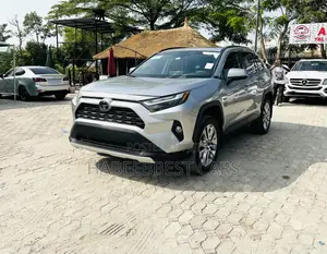 Toyota RAV4 XLE FWD 2024 Silver