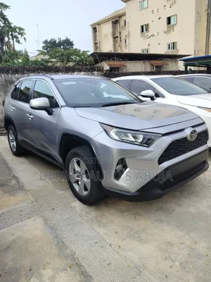 Toyota RAV4 XLE 2021 Silver