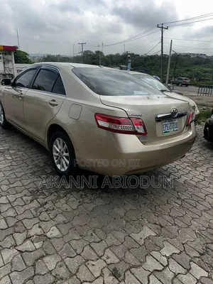 Toyota Camry XLE 4dr Sedan (2.5L 4cyl 6A) 2011 Gold