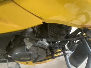 Bajaj Pulsar 250 2022 Yellow