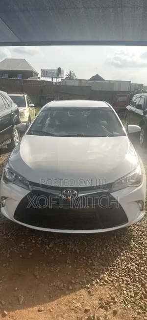 Toyota Camry SE 4dr Sedan (2.5L 4cyl 6A) 2017 White