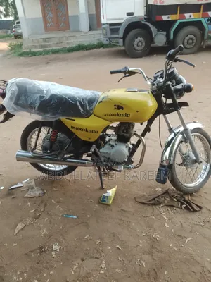 Bajaj Boxer 100 2022 Yellow