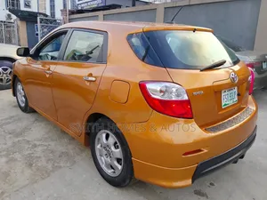 Toyota Matrix S Hatchback AWD (2.4L 4cyl 4A) 2010 Yellow