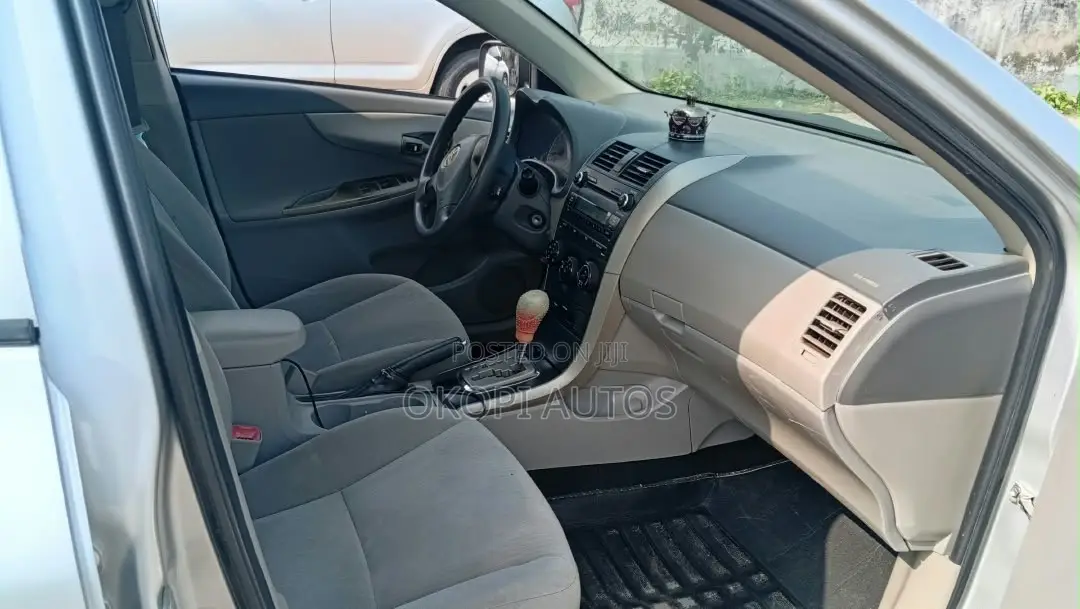 Toyota Corolla 2010 Silver