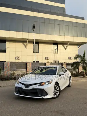 Toyota Camry LE FWD (2.5L 4cyl 8AM) 2018 White
