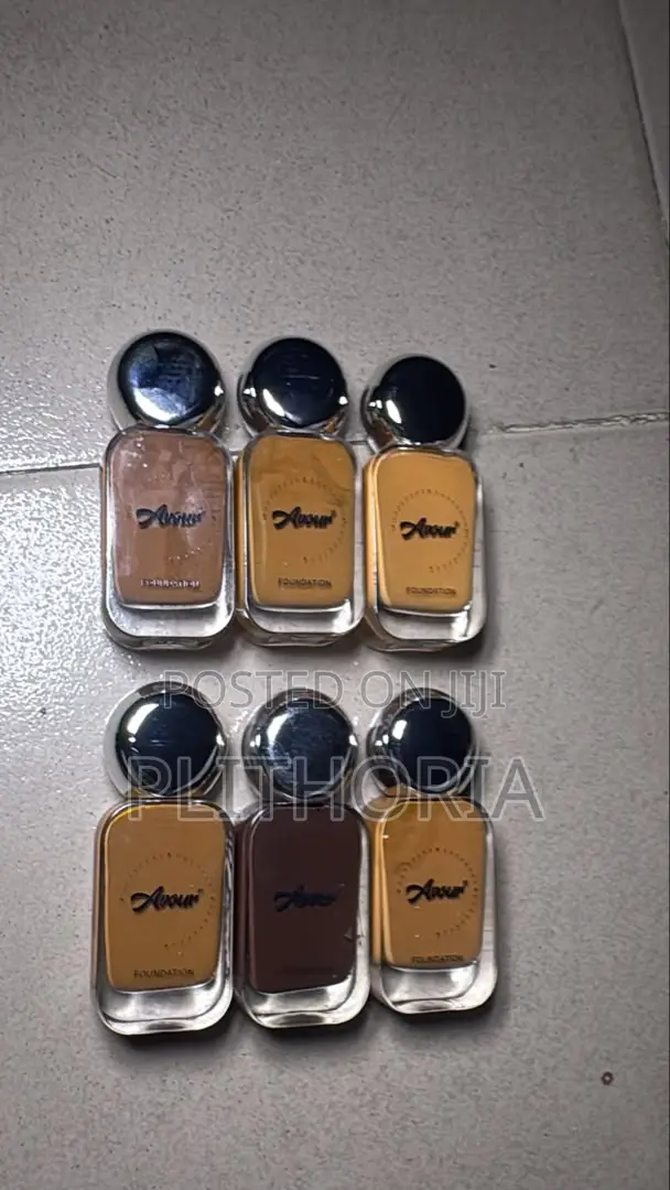 Avour Matte Liquid Foundation - Full Coverage Silver Cover - Colour 03