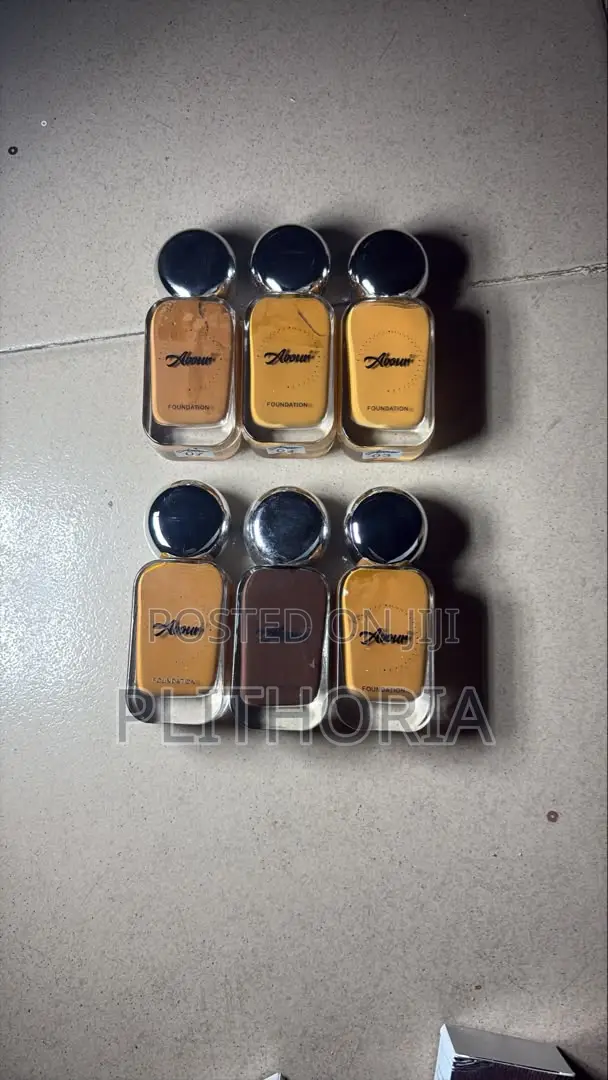 Avour Matte Liquid Foundation - Full Coverage Silver Cover - Colour 03