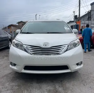 Toyota Sienna Limited AWD 7-Passenger 2013 White