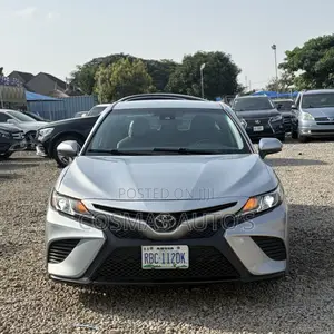 Toyota Camry SE FWD (2.5L 4cyl 8AM) 2018 Silver