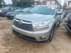 Toyota Highlander XLE 4dr SUV (3.5L 6cyl 6A) 2015 Gold