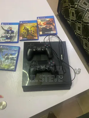 Jailbreaken PS4 Two Pads With Lots of Games Installed