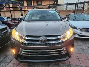 Toyota Highlander XLE 4x4 V6 (3.5L 6cyl 8A) 2018 Brown