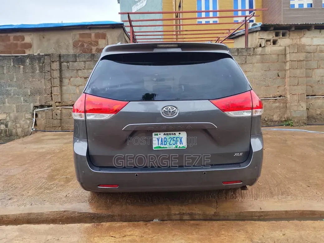 Toyota Sienna 2011 Gray