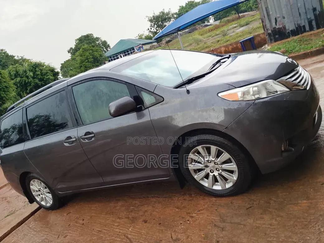 Toyota Sienna 2011 Gray