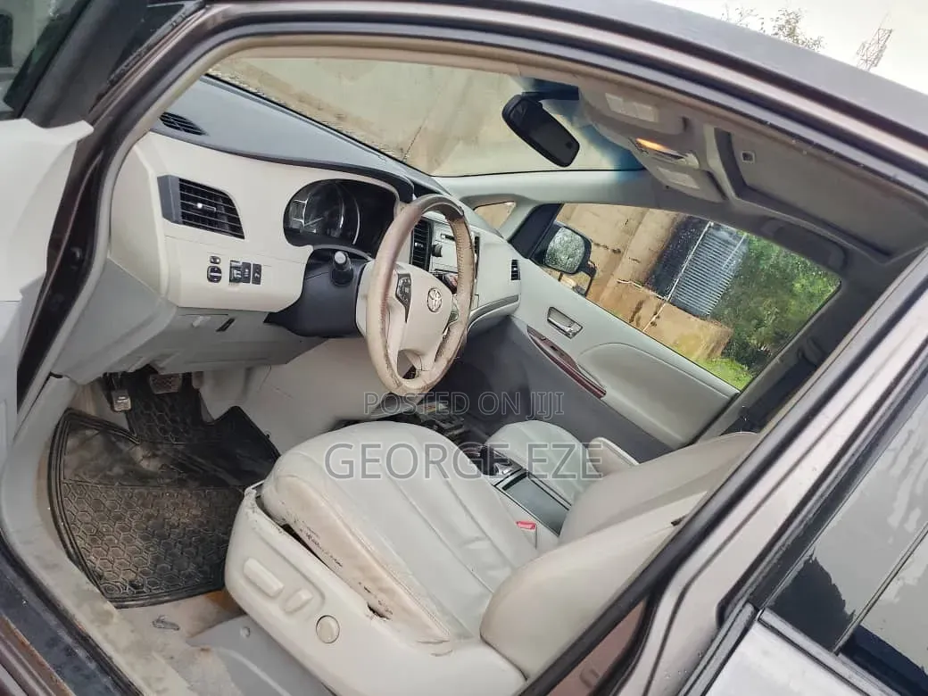 Toyota Sienna 2011 Gray