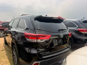 Toyota Highlander XLE 4x4 V6 (3.5L 6cyl 8A) 2018 Black