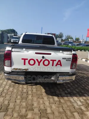 Toyota Hilux 2021 White