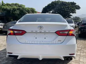 Toyota Camry SE FWD (2.5L 4cyl 8AM) 2018 White