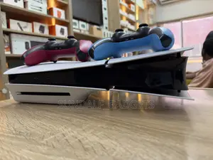 PS5 Slim + 2pads