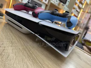 PS5 Slim + 2pads