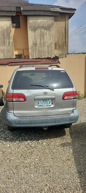 Toyota Sienna 2002 Gold