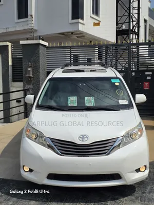 Toyota Sienna XLE 7-Passenger 4dr Minivan AWD (3.5L 6cyl 6A) 2014 White