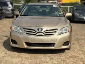 Toyota Camry LE 4dr Sedan (2.5L 4cyl 6A) 2011 Gold